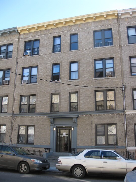 61-26 Woodbine St in Flushing, NY - Foto de edificio