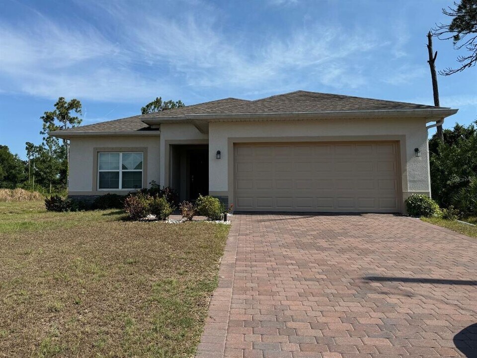 167 Baytree Dr in Rotonda West, FL - Building Photo