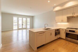 10 Shipyard Dr in Hingham, MA - Foto de edificio - Building Photo