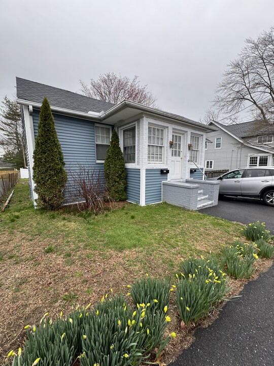 491 Knapps Hwy in Fairfield, CT - Building Photo