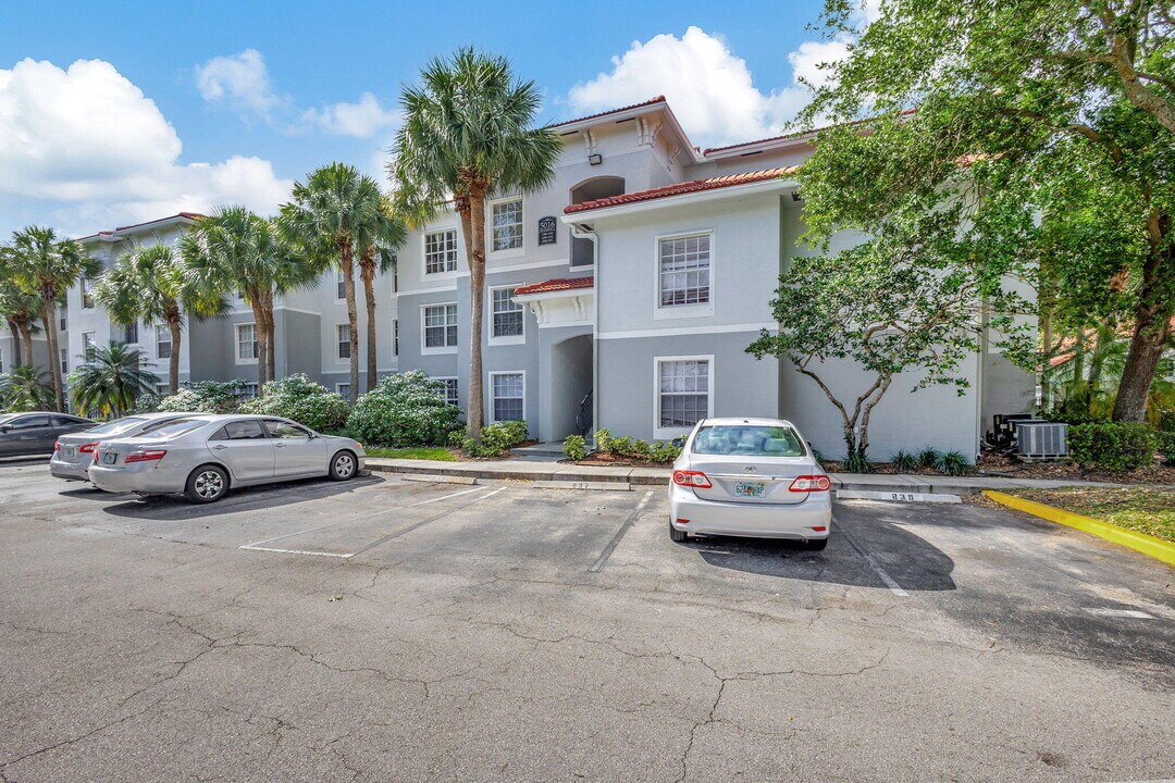 5016 Lantana Rd in Greenacres, FL - Building Photo
