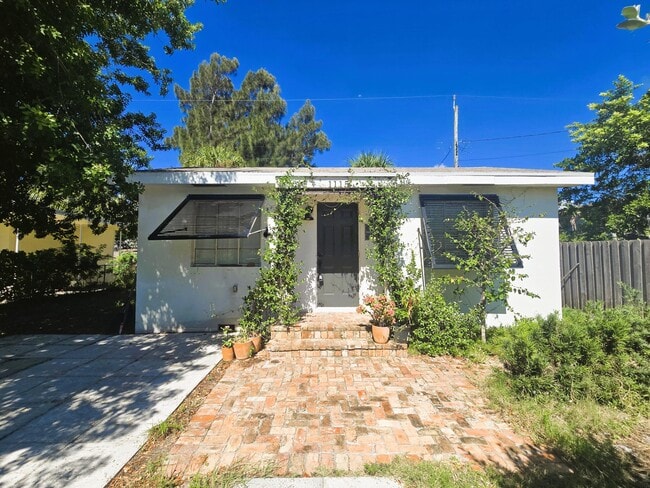 property at 1115 S M St