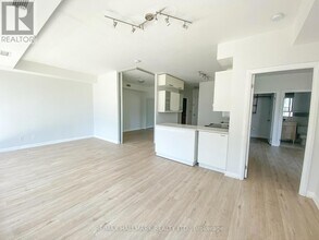 111 Elizabeth St in Toronto, ON - Building Photo - Building Photo