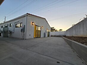 13992 Putney Rd in Poway, CA - Foto de edificio - Building Photo