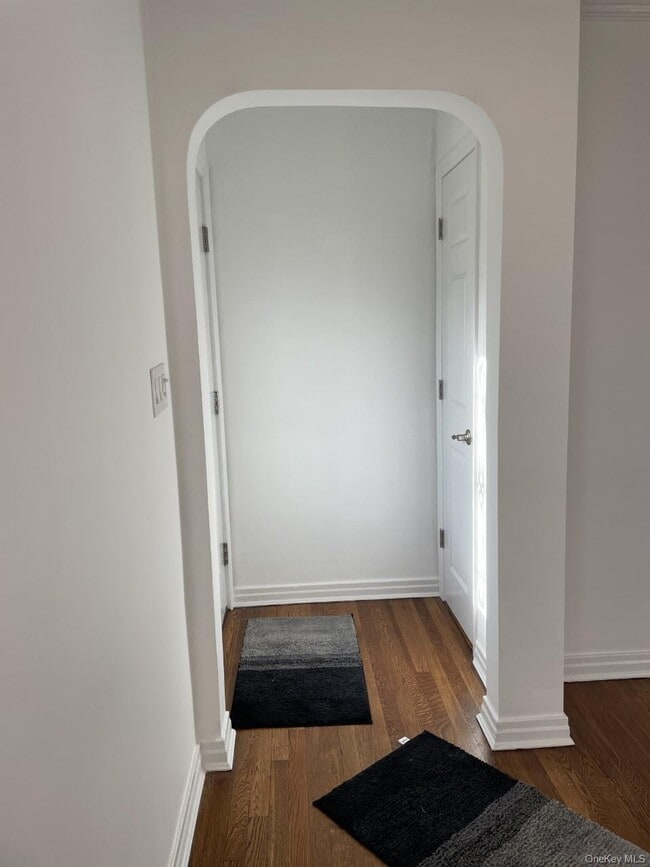 1016 Oaks Dr in Franklin Square, NY - Building Photo - Building Photo