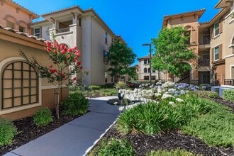 Villas at North Village in Vacaville, CA - Foto de edificio - Building Photo