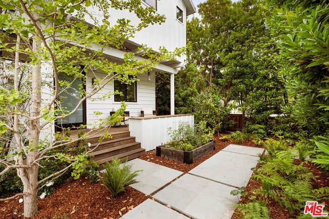 1023 Superba Ave in Los Angeles, CA - Building Photo - Building Photo