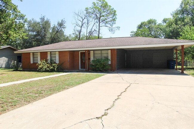 1304 Woodlawn St in Lockhart, TX - Building Photo - Building Photo