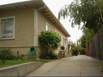 219 W Islay St in Santa Barbara, CA - Building Photo