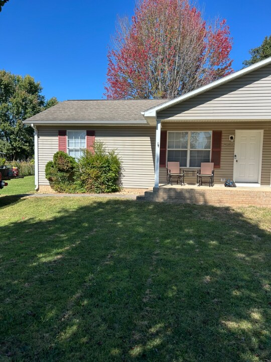 202 9th St in Grottoes, VA - Building Photo