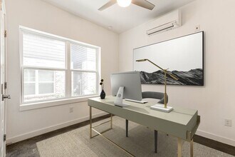 210 W Poplar St in San Antonio, TX - Foto de edificio - Building Photo