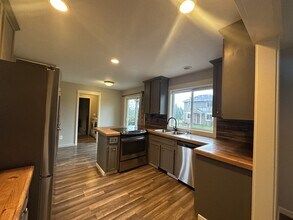 24574 SW Ladd Hill Rd in Sherwood, OR - Building Photo - Building Photo