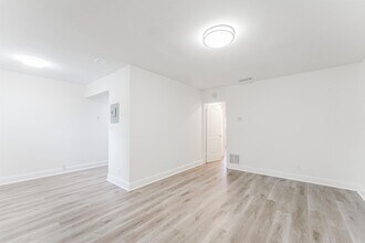 1200 NW 13th St in Boca Raton, FL - Foto de edificio - Building Photo