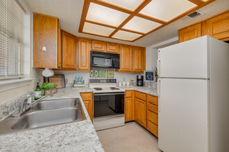 Creekwood Apartments in Tulsa, OK - Building Photo - Interior Photo