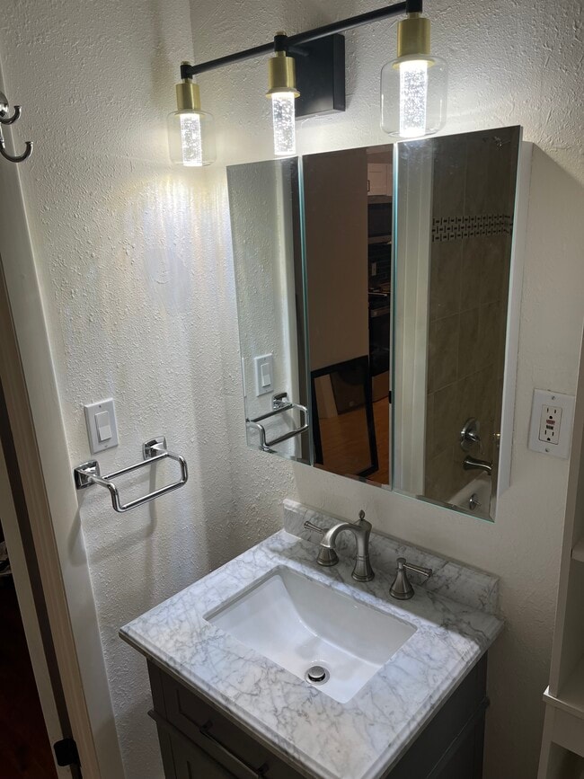228 12th Ave N, Unit 230 12th Ave N in St. Petersburg, FL - Building Photo - Building Photo