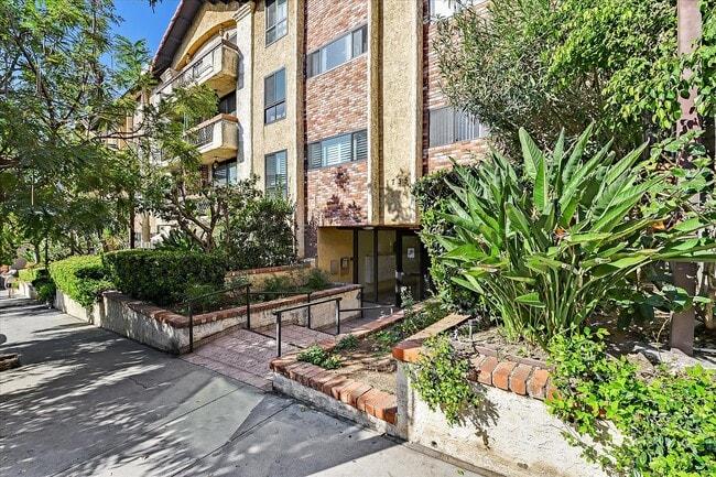 property at 1735 N Fuller Ave