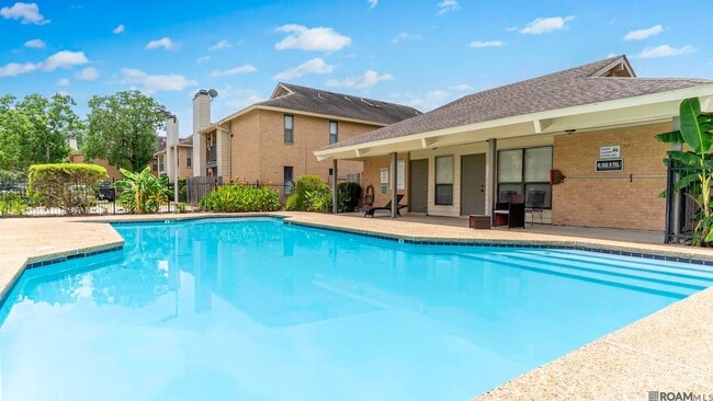 8545 Summa Ave, Unit Q11 in Baton Rouge, LA - Foto de edificio - Building Photo