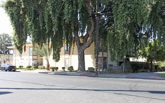 Lamplighter Apartments in Modesto, CA - Building Photo