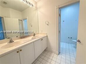1621 Diplomat Dr in Miami, FL - Building Photo - Building Photo