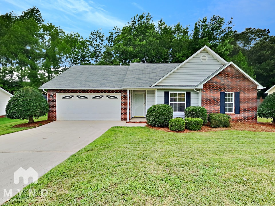 2443 Hawk Ridge Dr in Gastonia, NC - Building Photo