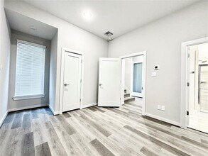 5823 Fairdale Ln in Houston, TX - Building Photo - Building Photo
