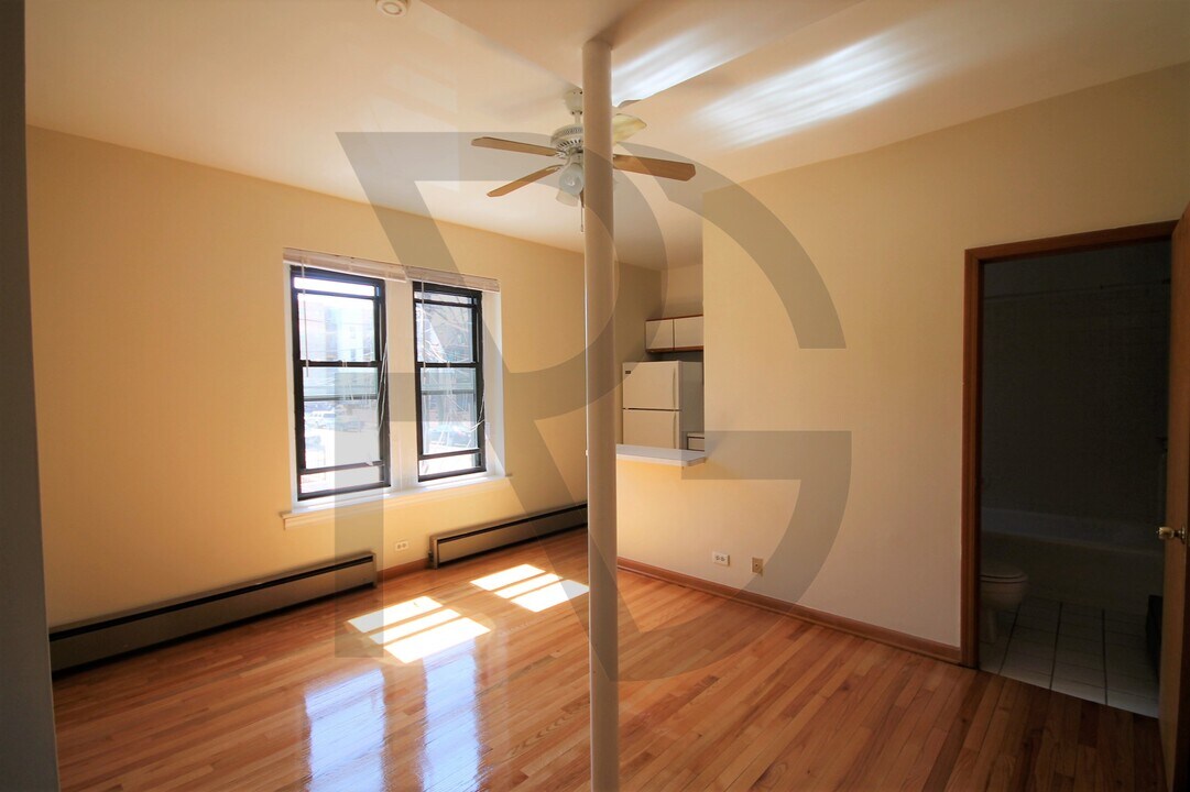 635 W Barry Ave in Chicago, IL - Building Photo