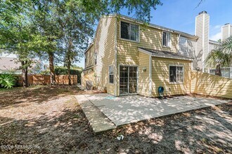 330 Sunrise Cir in Neptune Beach, FL - Foto de edificio - Building Photo