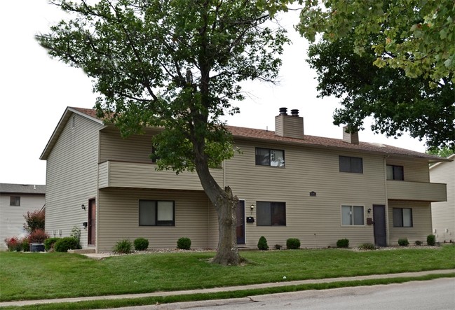 200-210 W Wesley Dr in O'Fallon, IL - Building Photo - Building Photo