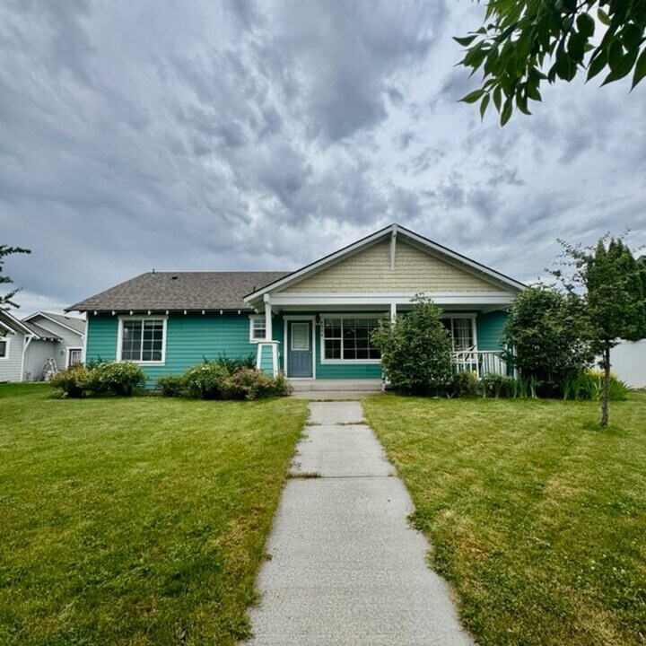 6554 Majestic Ave in Rathdrum, ID - Building Photo
