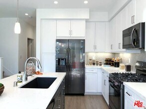 7105 Tampa Ave in Los Angeles, CA - Building Photo - Building Photo