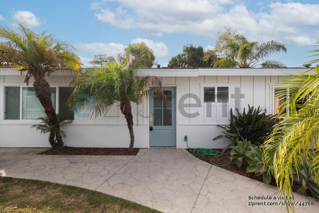 2018 Glasgow Ave in Encinitas, CA - Foto de edificio