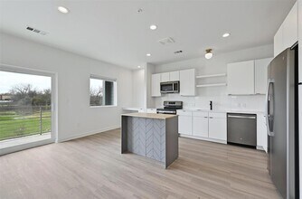100 Mockingbird Ln W, Unit 301 in Austin, TX - Building Photo - Building Photo