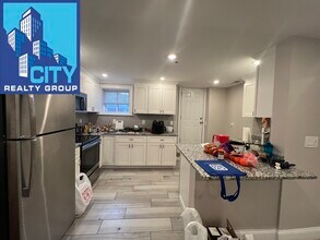 2021 Commonwealth Ave, Unit #1 in Boston, MA - Foto de edificio - Building Photo