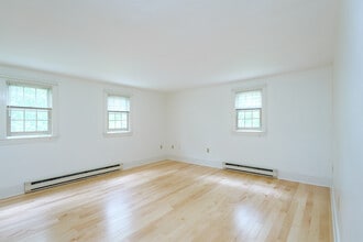 671 Main St in Eliot, ME - Foto de edificio - Building Photo