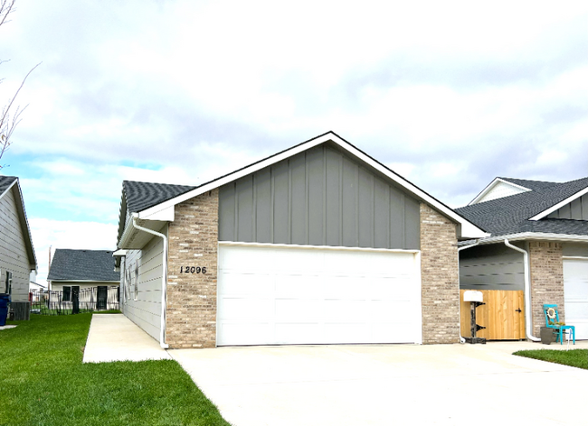 12096 Fennec in Maize, KS - Foto de edificio - Building Photo