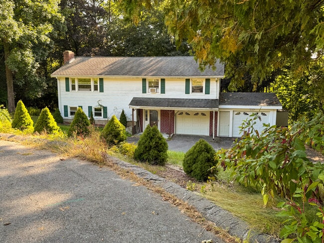 20 Olde Surrey Dr