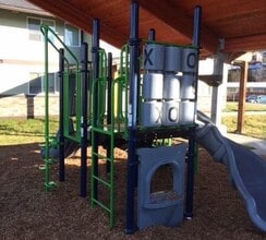 105 Burkhart Dr in Sitka, AK - Foto de edificio - Building Photo