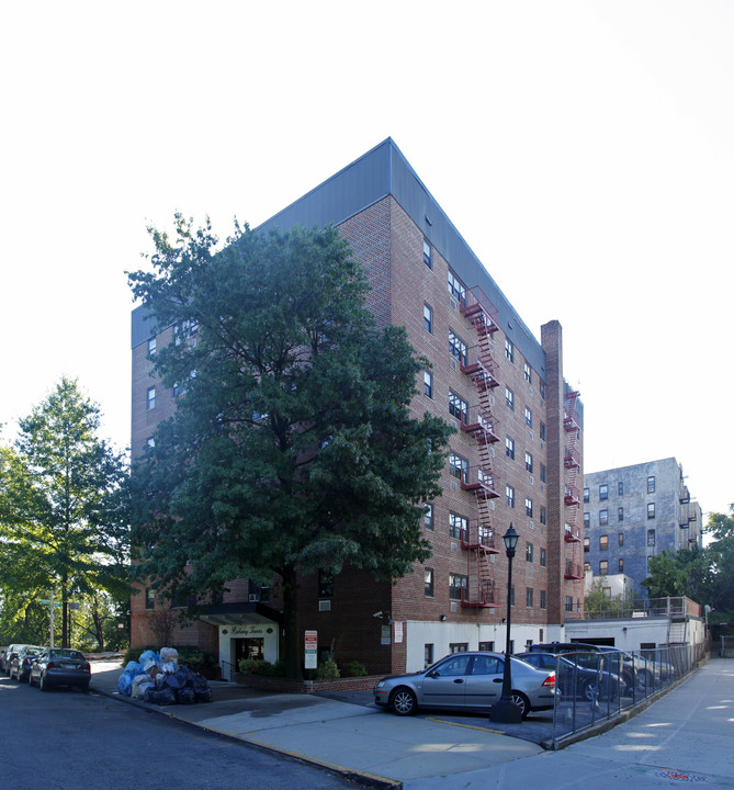 Parkway Towers in Bronx, NY - Foto de edificio