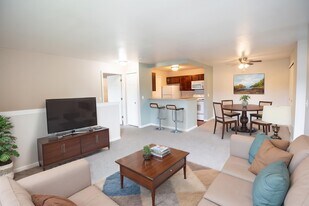 Silver Creek Apartments in Flat Rock, MI - Building Photo