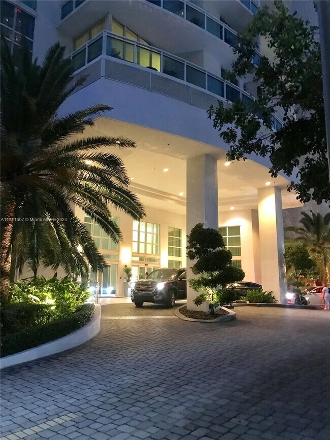 951 Brickell Ave, Unit 801 in Miami, FL - Foto de edificio - Building Photo