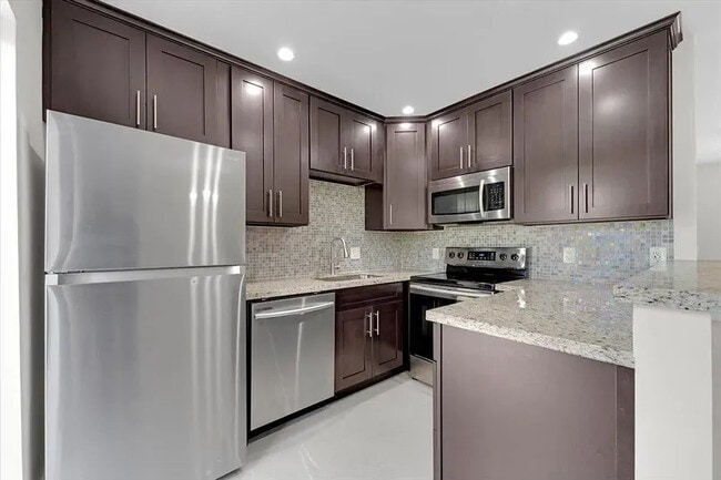 8 NE 14th Ave, Unit 2 in Pompano Beach, FL - Foto de edificio - Building Photo