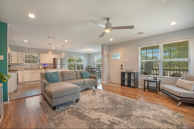 958 E Allen Ave in Fort Worth, TX - Foto de edificio - Building Photo