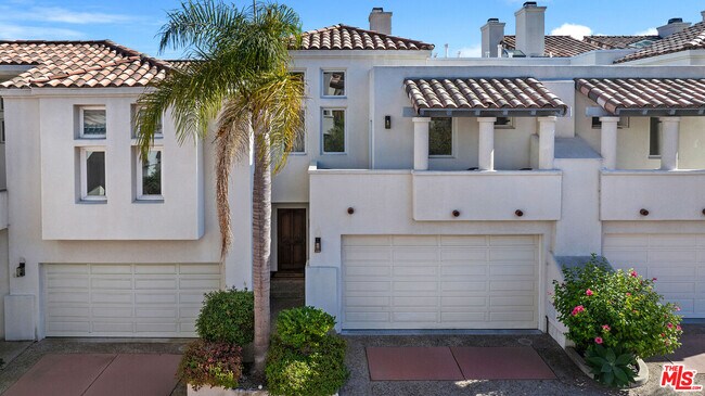 6435 Zumirez Dr in Malibu, CA - Foto de edificio - Building Photo