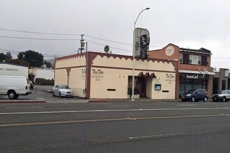 1240 El Camino Real in San Carlos, CA - Foto de edificio - Building Photo