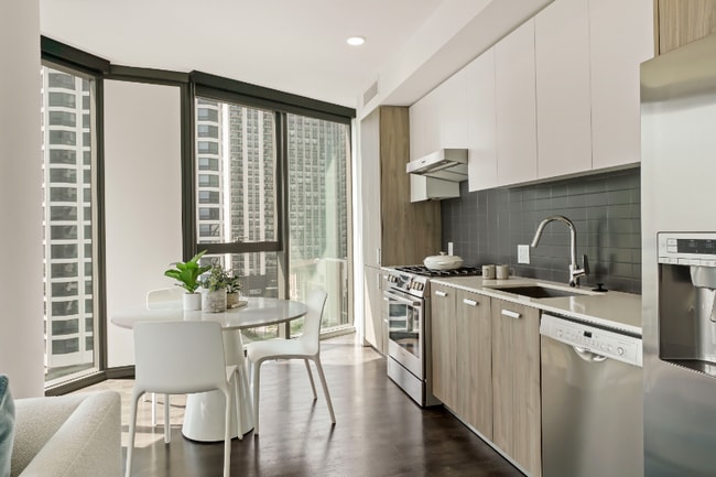 450 E Waterside Dr in Chicago, IL - Foto de edificio - Building Photo