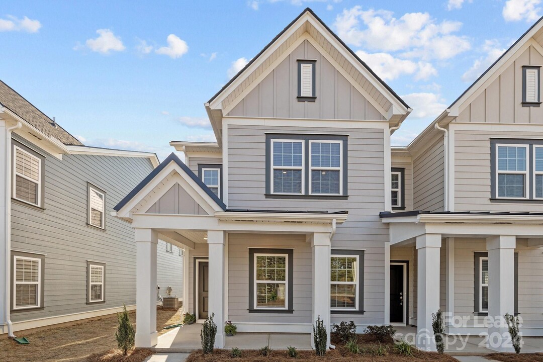 4005 Crooked Spruce Ct in Matthews, NC - Foto de edificio