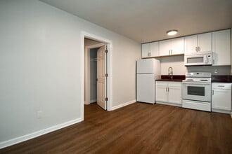 5094 J E L Drive, Unit 5 in Long Beach, MS - Foto de edificio - Building Photo