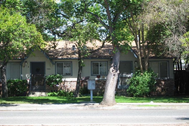 1101 W Hamilton Ave in Campbell, CA - Foto de edificio - Building Photo