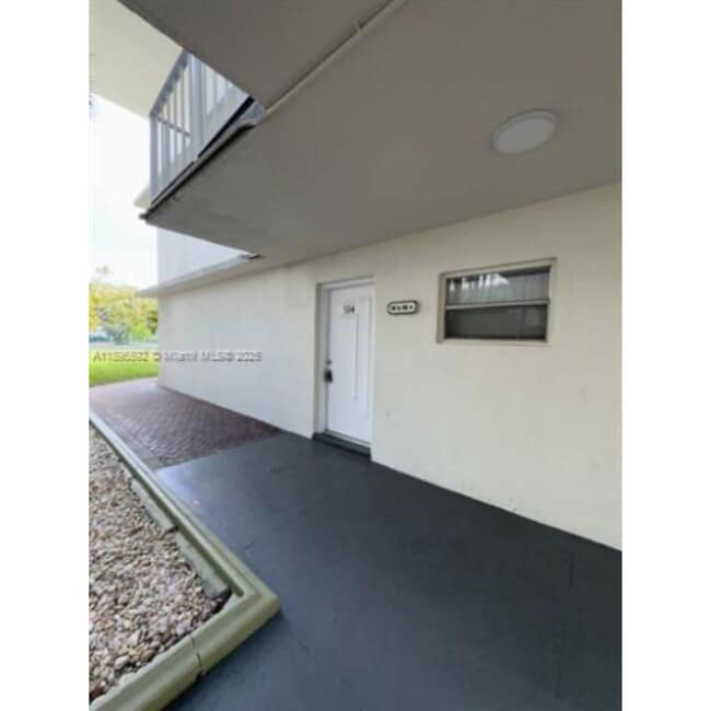 4235 N University Dr in Sunrise, FL - Building Photo - Building Photo