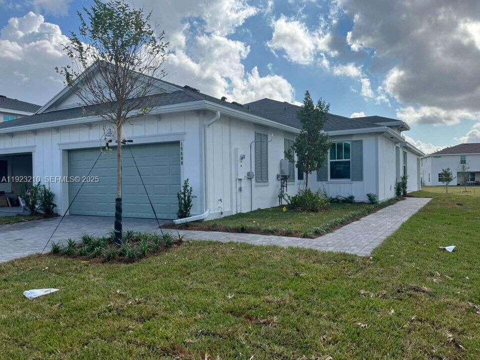 19600 Whispering Creek Rd in Loxahatchee, FL - Building Photo